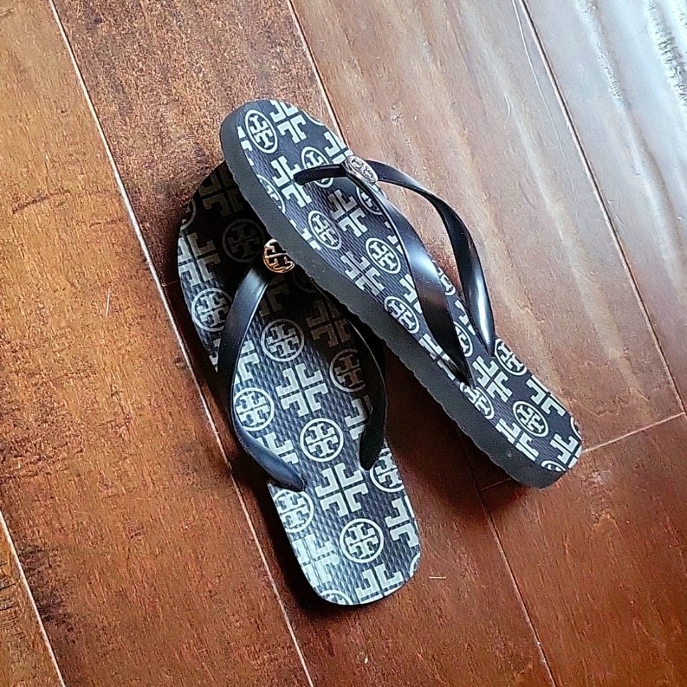 Womens Tory Burch size 8 Black logo flip flops